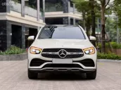 Xe màu trắng nội thất đen