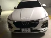 Xe sedan cao cấp đã qua sử dụng, màu trắng tinh khôi