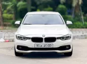 Xe sedan cao cấp sản xuất 2018, màu trắng sang trọng