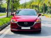Màu đỏ nổi bật, phong cách hiện đại