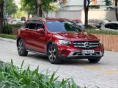 Xe màu đỏ, nội thất đen