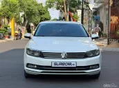 Xe sedan cao cấp, trang bị tiện nghi vượt trội