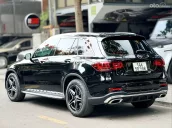 Xe màu đen, nội thất kem