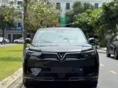 Màu đen huyền bí nổi bật