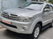Bán Toyota Fortuner V 2 cầu máy xăng 2.7, số tự động đời T12/2011, màu bạc, đẹp mới 70%