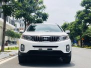 Cần bán gấp Kia Sorento năm sản xuất 2018, giá 675tr màu trắng, trang bị full option