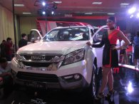 Cận cảnh Isuzu MU-X Limited vừa ra mắt triển lãm VMS 2016, chốt giá từ 990 triệu Đồng