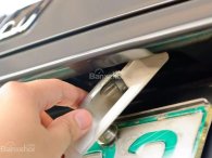 Hướng dẫn thay đèn soi biển số trên xe ô tô