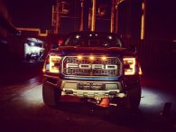 'Phá thùng' Ford F-150 Raptor 2017 khi vừa cập cảng Việt Nam