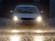 Lái ô tô thế nào để bảo vệ xe và an toàn khi mưa bão 