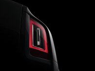 Rolls-Royce Cullinan hé lộ thiết kế đèn hậu trước ngày ra mắt