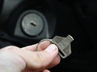 Cách lấy chìa khóa ô tô gãy ra khỏi ổ khóa