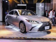 Lexus ES 350 2019 cập nhật mới với giá gần 2 tỷ đồng