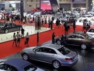 Vì sao người Việt phải mua ô tô theo kiểu 'bia kèm lạc'?