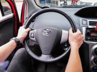 Những tư thế cầm vô lăng lái xe an toàn Những tư thế cầm vô lăng lái xe an toàn