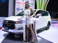 Giá xe Toyota lắp ráp tại đại lý giảm giá kích cầu mùa mua sắm