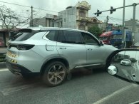 Bộ đôi VinFast Lux lộ diện trên đường chạy thử ở Việt Nam