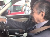 Video cận cảnh Thủ tướng Malaysia lái thử xe VinFast tại Việt Nam Video cận cảnh Thủ tướng Malaysia lái thử xe VinFast tại Việt Nam