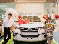 Đức Phúc mua Toyota Fortuner hơn 1 tỷ đồng tặng bố mẹ