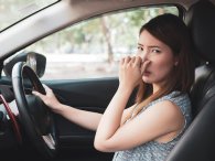 Xe hơi mới có mùi không chịu được và cách xử lý