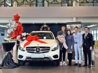 Thủ môn Bùi Tiến Dũng đi nhận xe Mercedes-Benz GLC được tặng