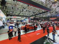 Vì sao ô tô đua nhau giảm giá cuối năm, ế vẫn hoàn ế?