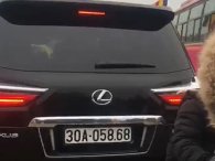 Chuyện chỉ có ở Việt Nam: Lexus LX570 được gắn cả biển xanh và trắng khi đi lễ chùa