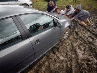 Kinh nghiệm và mẹo lái xe ô tô vượt qua quãng đường lầy lội