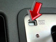 Nhiều người có lẽ chưa biết chức năng của nút Shift Lock trên xe số tự động
