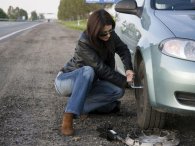 Cách xử lý 'bài bản' khi xe bị nổ lốp trên đường cao tốc và hướng dẫn tự thay lốp ô tô