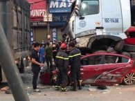Video giao thông nổi bật tuần qua: Ô tô con bị xe container lao chồm, đè bẹp khiến 3 người chết