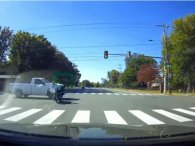 Video: Xe máy băng qua đầu xe bán tải nhưng lỗi lại thuộc về xe to hơn