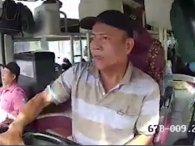 Video: Xe khách lật nhào, tài xế kêu 'trời ơi' vì tránh xe máy qua đường ẩu tại Việt Nam Video: Xe khách lật nhào, tài xế kêu 'trời ơi' vì tránh xe máy qua đường ẩu tại Việt Nam