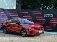 Mẫu xe sedan nào có giá lăn bánh rẻ nhất và đắt nhất phân khúc hạng B?