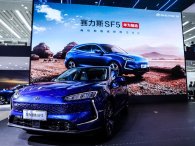 Huawei giới thiệu chiếc xe điện đầu tiên, các hãng công nghệ đua nhau 'lao' vào lĩnh vực ô tô