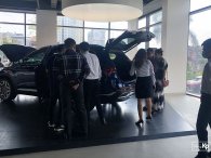 Hyundai Santa Fe 2021 về đại lý, khách kéo đến “sờ” đông kín, chốt đơn liên tục khi được lái thử
