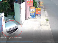 Video: Lùi xe thiếu quan sát, Toyota Fortuner bị bật tung cản trước