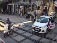 Cố tình vượt rào chắn đường sắt có thể bị phạt tới 5 triệu đồng