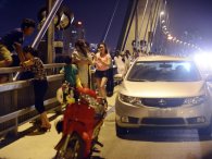 Dừng đỗ xe trên cầu 'hóng gió' có thể bị phạt tới 02 triệu đồng