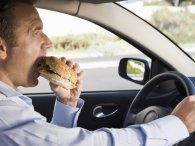 Vừa lái xe vừa ăn uống: Thói quen nguy hiểm cần bỏ