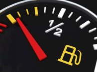 Khi đèn báo xăng bật sáng, ô tô có thể di chuyển được thêm bao nhiêu km?