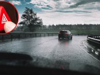 Có nên bật đèn cảnh báo nguy hiểm khi lái xe lúc trời mưa?