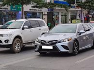 Bắt gặp chiếc Toyota Camry SE 2021 nhập Mỹ đầu tiên lăn bánh trên phố Việt