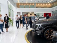 Người dân tấp nập mua xe, bấm biển: Thị trường ô tô đảo chiều chuyển từ 'lạnh' sang 'nóng'