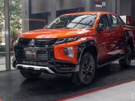 Cuộc đua phân khúc xe bán tải cuối năm 2021: Mitsubishi Triton bất ngờ cho Toyota Hilux 'hít khói'