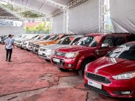 Giá ô tô tăng chóng mặt như giá xăng dầu, nguyên nhân do đâu?