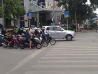 Lỗi ô tô đè vạch sẽ bị phạt nặng từ năm 2022