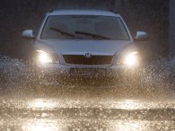 Những cách ứng phó thông minh giúp lái xe an toàn trong mùa mưa bão, sấm chớp