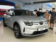 Người Việt phấn khích khi được sờ ngắm VinFast VF 8 'bằng xương bằng thịt'