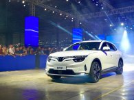 VinFast VF 8 chính thức đến tay khách hàng Việt Nam